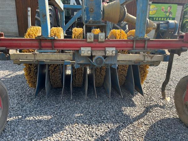Grote foto b rtschi schoffelmachine met borstels 5 rijig agrarisch onkruidbestrijding