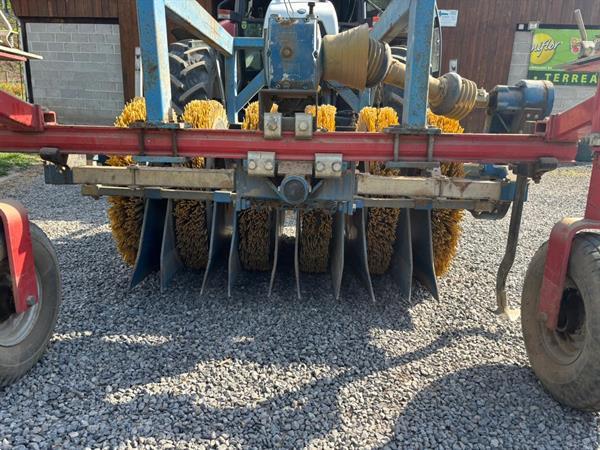 Grote foto b rtschi schoffelmachine met borstels 5 rijig agrarisch onkruidbestrijding