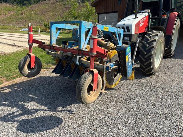 Grote foto b rtschi schoffelmachine met borstels 5 rijig agrarisch onkruidbestrijding