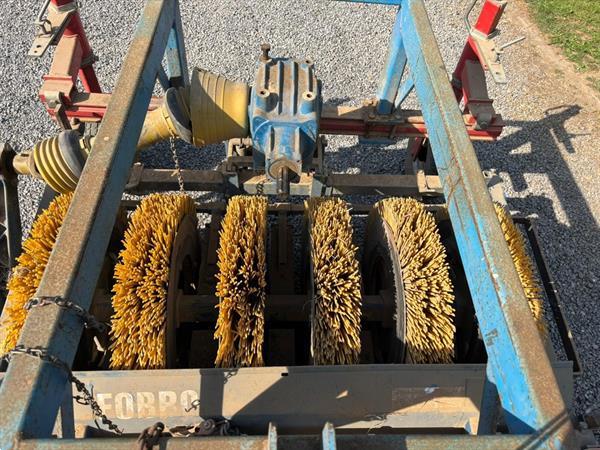Grote foto b rtschi schoffelmachine met borstels 5 rijig agrarisch onkruidbestrijding