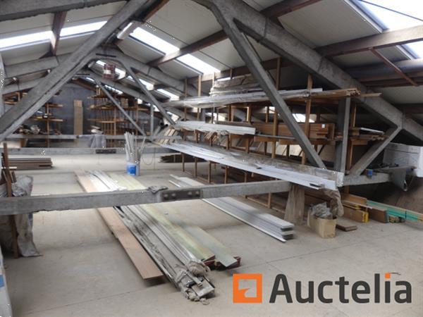 Grote foto hout pvc balans op de mezzanine grote hoeveelheid doe het zelf en verbouw ijzerwaren en bevestigingsmiddelen