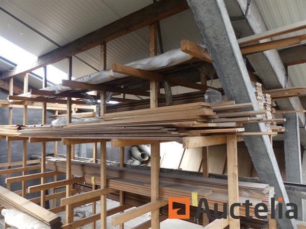 Grote foto hout pvc balans op de mezzanine grote hoeveelheid doe het zelf en verbouw ijzerwaren en bevestigingsmiddelen