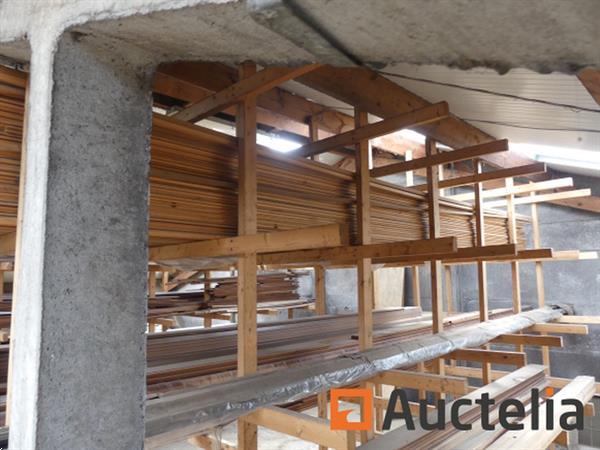 Grote foto hout pvc balans op de mezzanine grote hoeveelheid doe het zelf en verbouw ijzerwaren en bevestigingsmiddelen