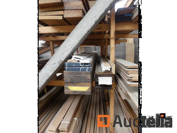 Grote foto hout pvc balans op de mezzanine grote hoeveelheid doe het zelf en verbouw ijzerwaren en bevestigingsmiddelen