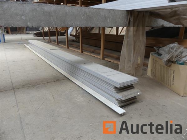 Grote foto hout pvc balans op de mezzanine grote hoeveelheid doe het zelf en verbouw ijzerwaren en bevestigingsmiddelen