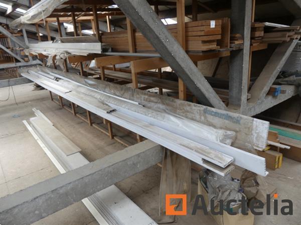 Grote foto hout pvc balans op de mezzanine grote hoeveelheid doe het zelf en verbouw ijzerwaren en bevestigingsmiddelen