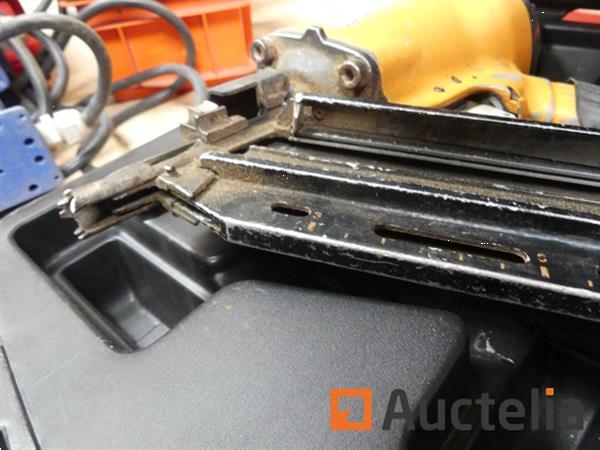 Grote foto 2 bostich pneumatische spijkermachines doe het zelf en verbouw gereedschappen en machines