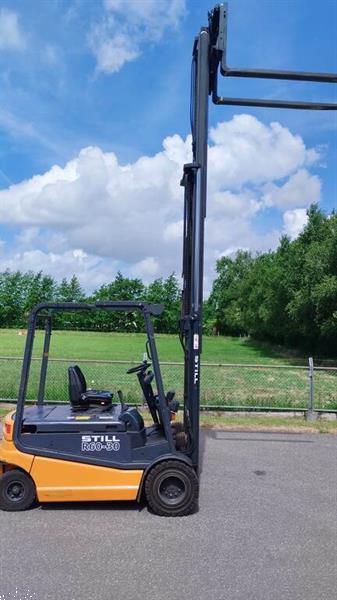 Grote foto still r60 30 3ton triplomast 4.7 mt 80v agrarisch heftrucks