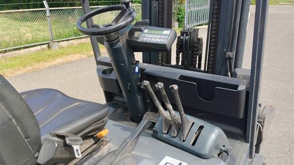 Grote foto still r60 30 3ton triplomast 4.7 mt 80v agrarisch heftrucks