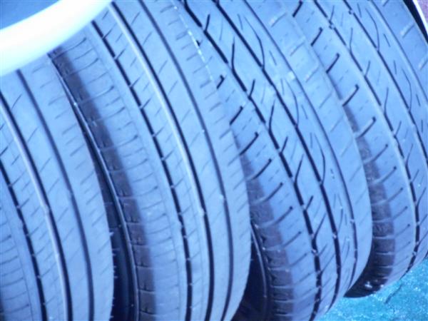 Grote foto 4 zeer goede banden met velg en wieldeksels auto onderdelen banden en velgen