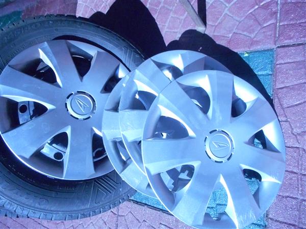 Grote foto 4 zeer goede banden met velg en wieldeksels auto onderdelen banden en velgen