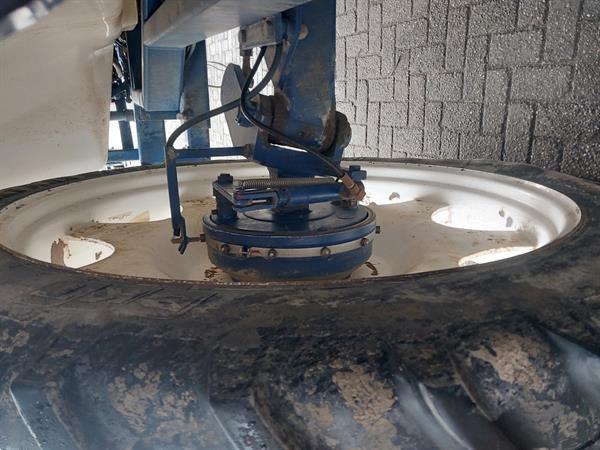 Grote foto sieger getrokken veldspuit 2200 liter 27 meter skl keuring agrarisch onkruidbestrijding