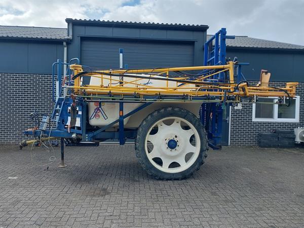 Grote foto sieger getrokken veldspuit 2200 liter 27 meter skl keuring agrarisch onkruidbestrijding