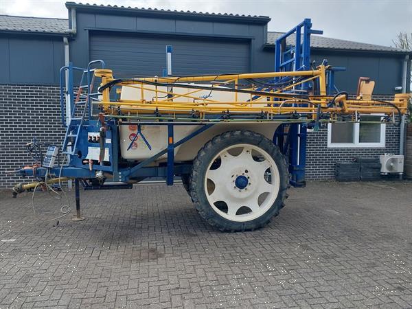 Grote foto sieger getrokken veldspuit 2200 liter 27 meter skl keuring agrarisch onkruidbestrijding