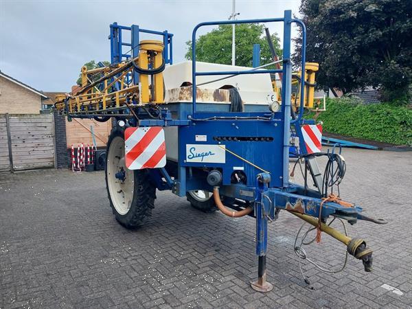 Grote foto sieger getrokken veldspuit 2200 liter 27 meter skl keuring agrarisch onkruidbestrijding