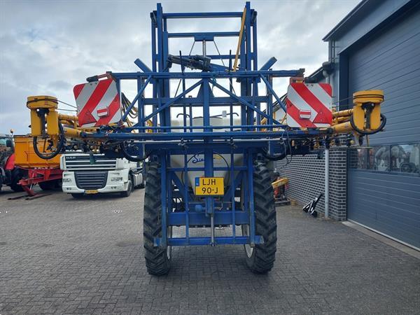 Grote foto sieger getrokken veldspuit 2200 liter 27 meter skl keuring agrarisch onkruidbestrijding
