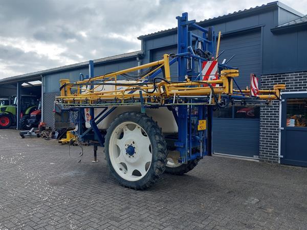 Grote foto sieger getrokken veldspuit 2200 liter 27 meter skl keuring agrarisch onkruidbestrijding