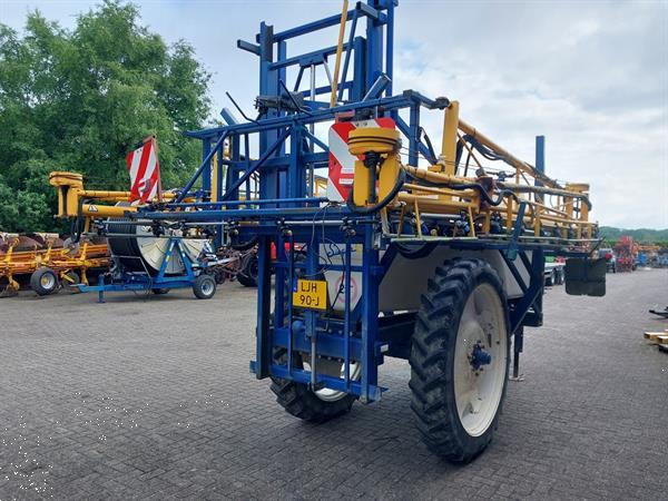 Grote foto sieger getrokken veldspuit 2200 liter 27 meter skl keuring agrarisch onkruidbestrijding