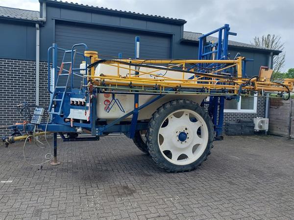Grote foto sieger getrokken veldspuit 2200 liter 27 meter skl keuring agrarisch onkruidbestrijding