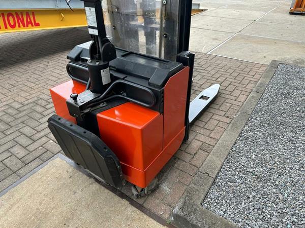 Grote foto vs 22202 elektrische triplex stapelaar bt freelift 4500mm doe het zelf en verbouw hefwerktuigen