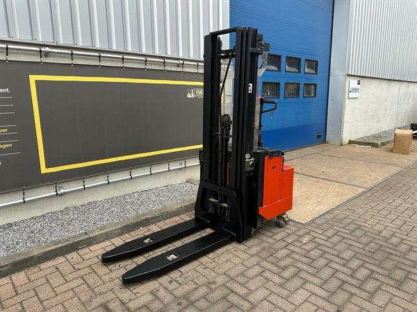 Grote foto vs 22202 elektrische triplex stapelaar bt freelift 4500mm doe het zelf en verbouw hefwerktuigen