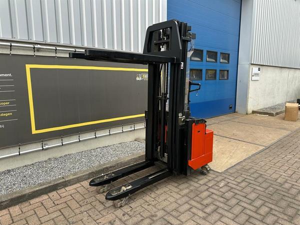 Grote foto vs 22202 elektrische triplex stapelaar bt freelift 4500mm doe het zelf en verbouw hefwerktuigen
