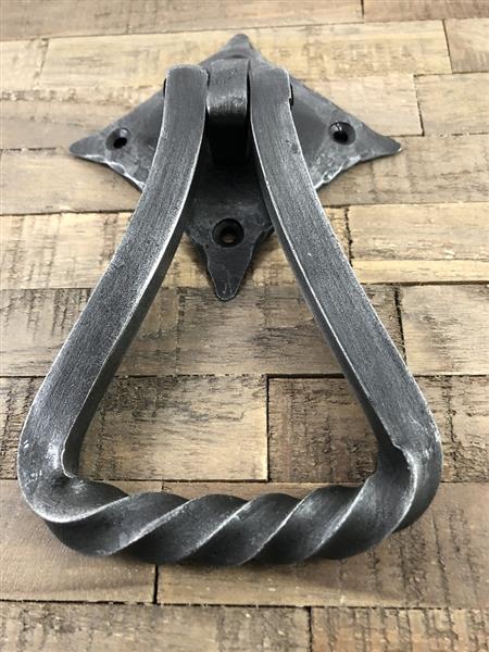 Grote foto deurklopper smeedijzer voor op de rustieke houten deur fraai stoer ontwerp. doe het zelf en verbouw materialen en producten