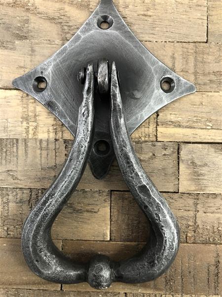 Grote foto fraai ontwerp is deze deurklopper smeedijzer voor op de rustieke houten deur. doe het zelf en verbouw materialen en producten