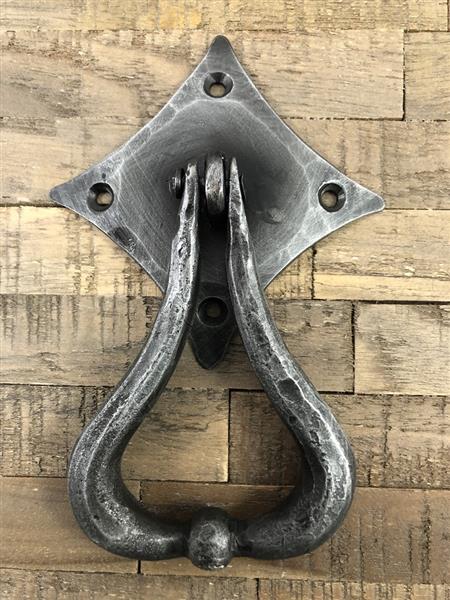 Grote foto fraai ontwerp is deze deurklopper smeedijzer voor op de rustieke houten deur. doe het zelf en verbouw materialen en producten