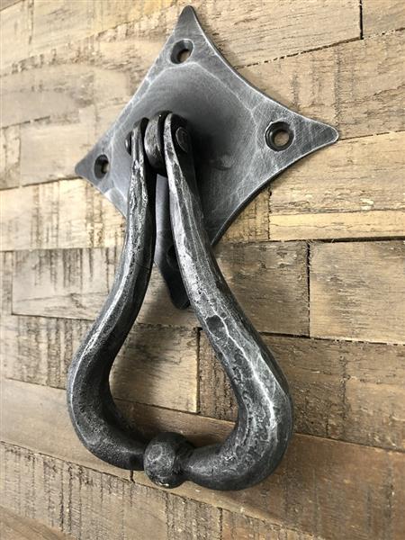 Grote foto fraai ontwerp is deze deurklopper smeedijzer voor op de rustieke houten deur. doe het zelf en verbouw materialen en producten