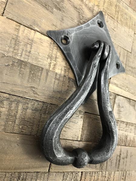 Grote foto fraai ontwerp is deze deurklopper smeedijzer voor op de rustieke houten deur. doe het zelf en verbouw materialen en producten