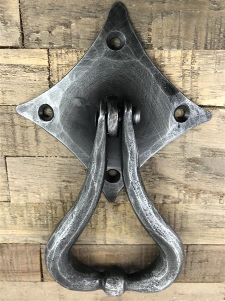 Grote foto fraai ontwerp is deze deurklopper smeedijzer voor op de rustieke houten deur. doe het zelf en verbouw materialen en producten