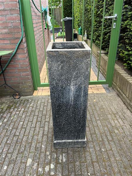 Grote foto mooie grijze plantenbak tuin en terras tuindecoratie