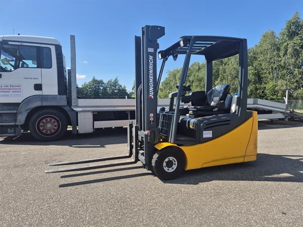 Grote foto jungheinrich efg216 3 wieler elektrisch mast 3f480 2128 uur. agrarisch heftrucks