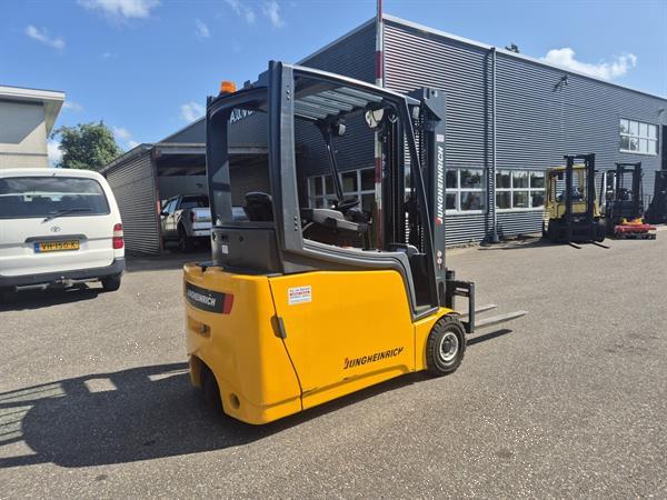 Grote foto jungheinrich efg216 3 wieler elektrisch mast 3f480 2128 uur. agrarisch heftrucks