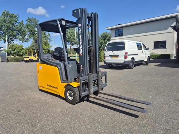 Grote foto jungheinrich efg216 3 wieler elektrisch mast 3f480 2128 uur. agrarisch heftrucks