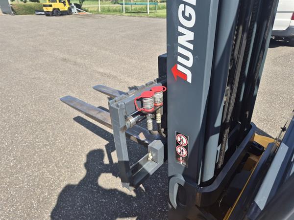 Grote foto jungheinrich efg216 3 wieler elektrisch mast 3f480 2128 uur. agrarisch heftrucks