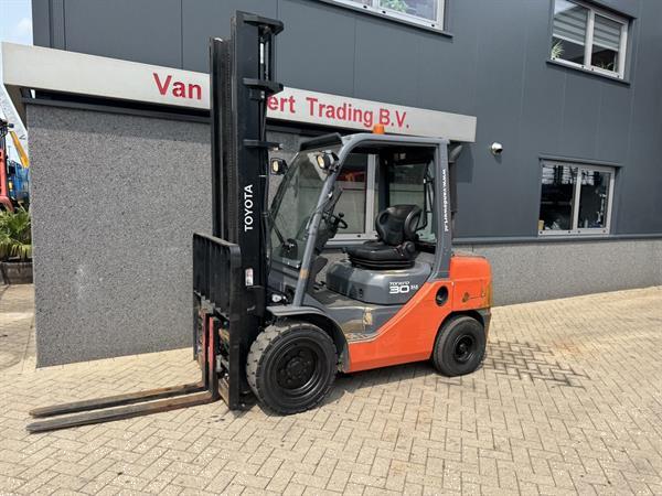 Grote foto heftruck toyota 02 8fdf30 duplo 450 sideshift forkpositioner diesel 2012 agrarisch heftrucks