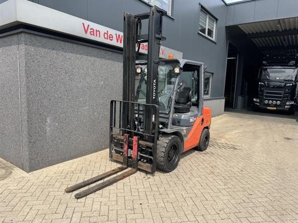 Grote foto heftruck toyota 02 8fdf30 duplo 450 sideshift forkpositioner diesel 2012 agrarisch heftrucks