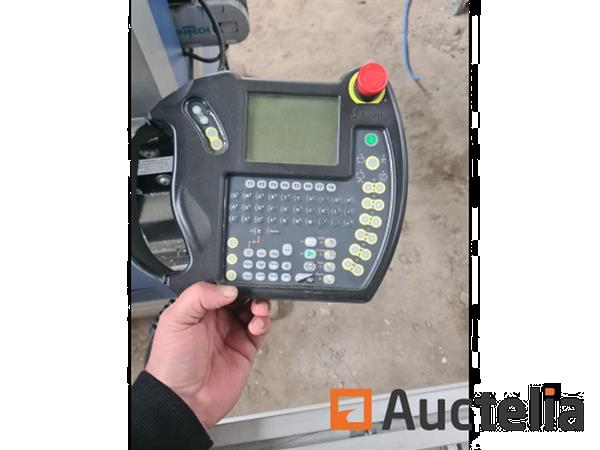 Grote foto geautomatiseerde productiecel modulaire cel met stabli robot en ine doe het zelf en verbouw ijzerwaren en bevestigingsmiddelen