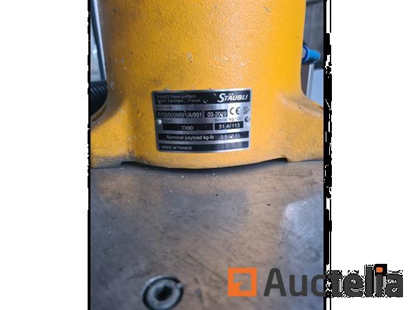 Grote foto geautomatiseerde productiecel modulaire cel met stabli robot en ine doe het zelf en verbouw ijzerwaren en bevestigingsmiddelen