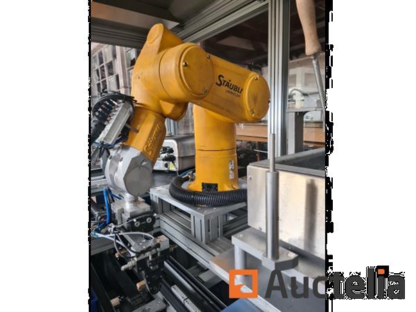 Grote foto geautomatiseerde productiecel modulaire cel met stabli robot en ine doe het zelf en verbouw ijzerwaren en bevestigingsmiddelen