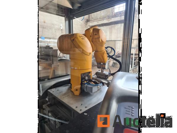 Grote foto geautomatiseerde productiecel modulaire cel met stabli robot en ine doe het zelf en verbouw ijzerwaren en bevestigingsmiddelen