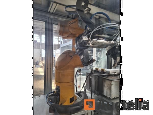 Grote foto geautomatiseerde productiecel modulaire cel met stabli robot en ine doe het zelf en verbouw ijzerwaren en bevestigingsmiddelen