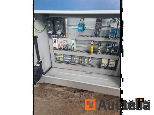 Grote foto geautomatiseerde productiecel modulaire cel met stabli robot en ine doe het zelf en verbouw ijzerwaren en bevestigingsmiddelen