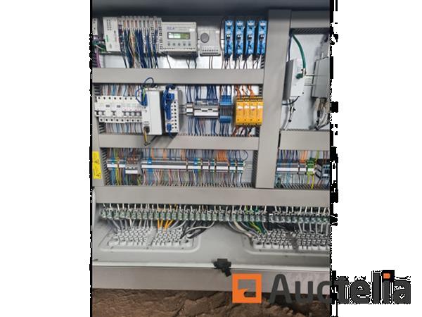Grote foto geautomatiseerde productiecel modulaire cel met stabli robot en ine doe het zelf en verbouw ijzerwaren en bevestigingsmiddelen