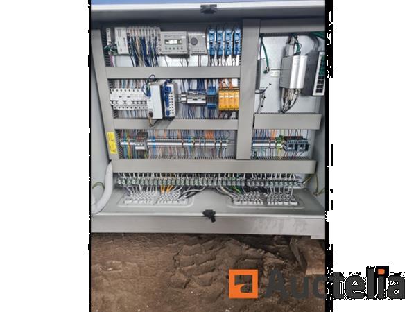 Grote foto geautomatiseerde productiecel modulaire cel met stabli robot en ine doe het zelf en verbouw ijzerwaren en bevestigingsmiddelen