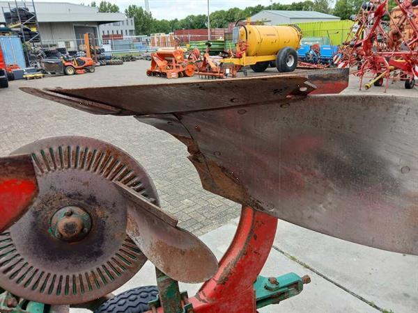 Grote foto kverneland ploeg agrarisch ploegen