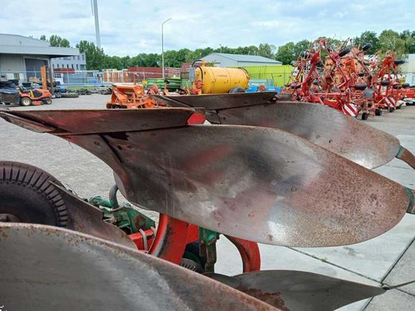 Grote foto kverneland ploeg agrarisch ploegen