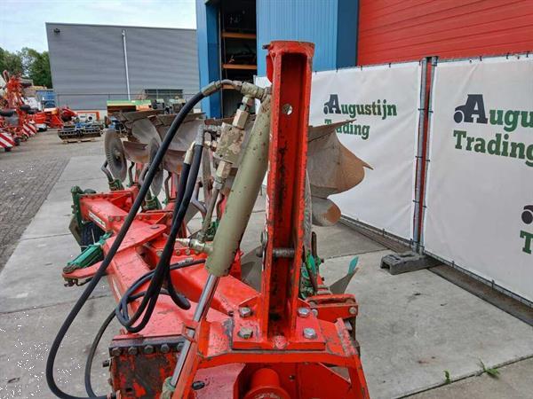 Grote foto kverneland ploeg agrarisch ploegen